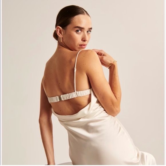 Abercrombie & Fitch best dressed guest satin cowl back maxi dress - Picture 6 of 9